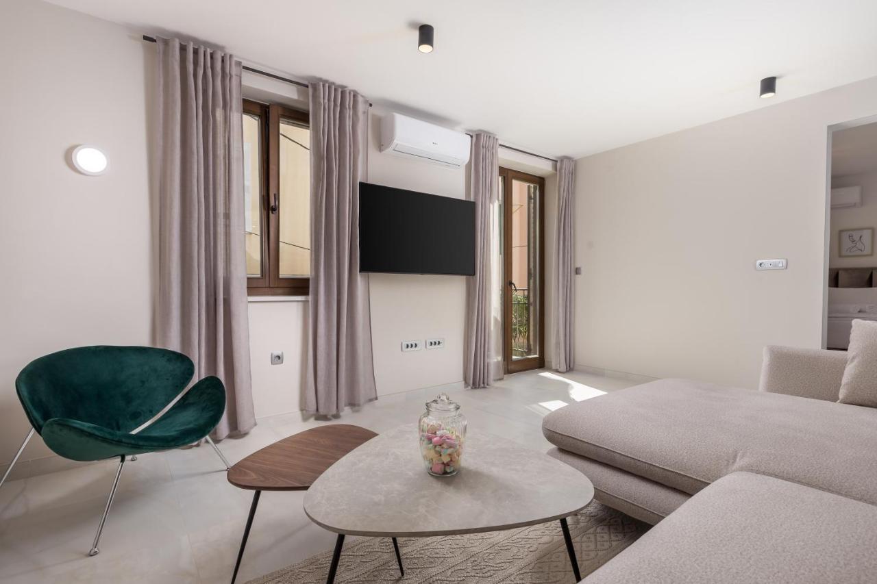 Apartment Dogas *