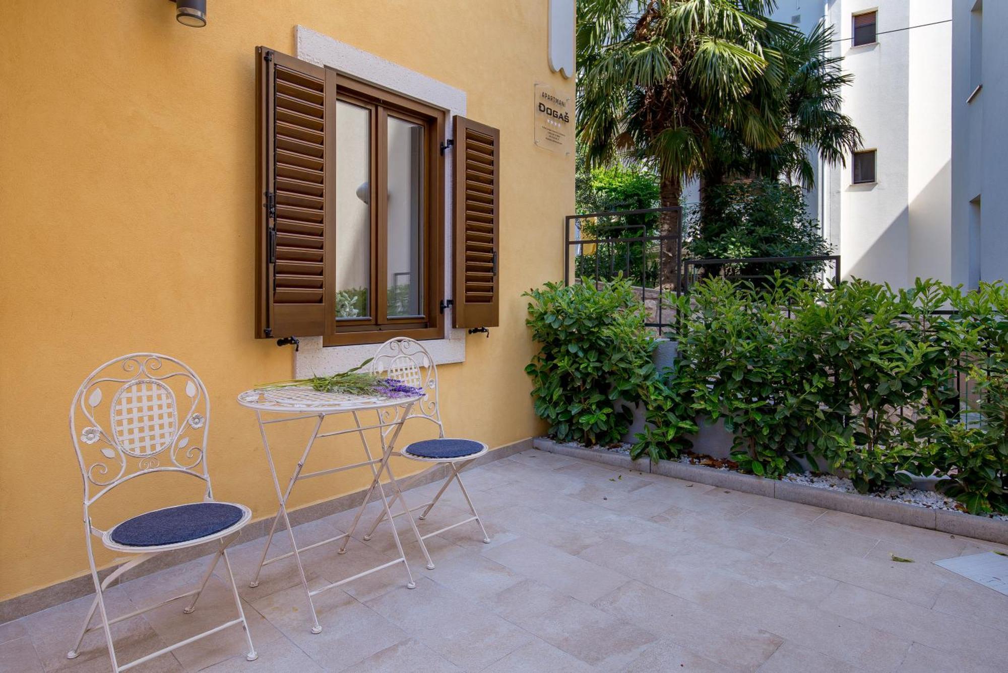 Apartament Dogas *